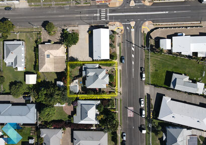 RENOVATORS DREAM in Bundaberg South...DUAL LIVING image 2