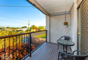 Dual living, Spacious 7-Bedroom Family Retreat with Pool, Sheds & Entertaining Area image 15