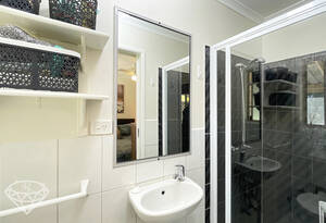 Experience luxury living in this stunning 3 bed, 2 bath Branyan home with pool, sheds, and 4000 sqm of land. Don't miss out, enquire now! image 10