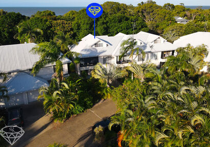 Live the ultimate beach lifestyle in this 2 bedroom, 3 bathroom townhouse in Moore Park Beach! image 2