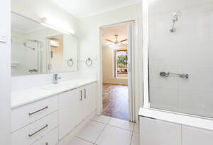 Space for the Whole Family – 5 Beds, Modern Kitchen, Big Block image 7