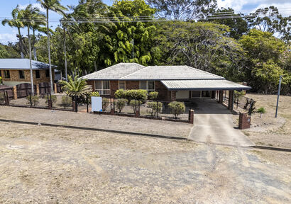 Space for the Whole Family – 5 Beds, Modern Kitchen, Big Block image 3