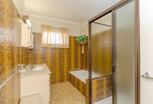 Spacious Clinton Charmer with Room to Grow image 15