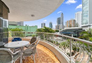 Live the Surfers Paradise Beach Lifestyle Fully Furnished - New Carpet/Freshley Painted image 3
