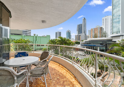 Live the Surfers Paradise Beach Lifestyle Fully Furnished - New Carpet/Freshley Painted image 3