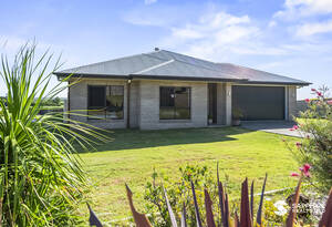 🌴 Qunaba Lifestyle - Half an Acre, Shed/Workspace, Beach Moments Away image 3