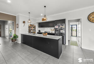 🌴 Qunaba Lifestyle - Half an Acre, Shed/Workspace, Beach Moments Away image 4