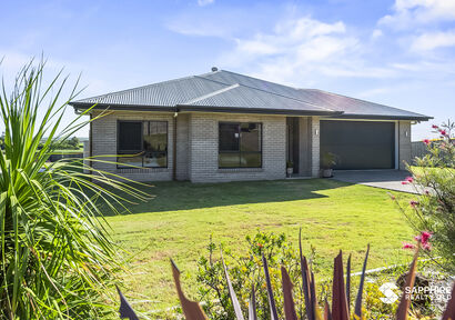 🌴 Qunaba Lifestyle - Half an Acre, Shed/Workspace, Beach Moments Away image 3