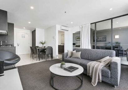 Fully Furnished One-Bedroom Apartment | Surfers Paradise Boulevard image 3