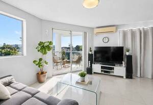Modern Bargara Unit – Wake Up to Ocean Views and Sea Breezes image 4