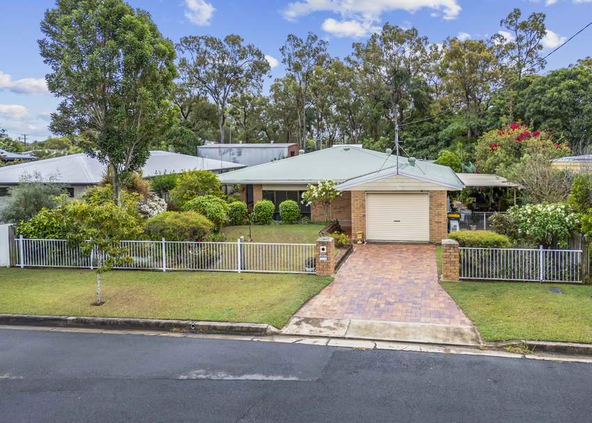 Spacious Family Home with Huge Three-Bay Shed in Kepnock feature image